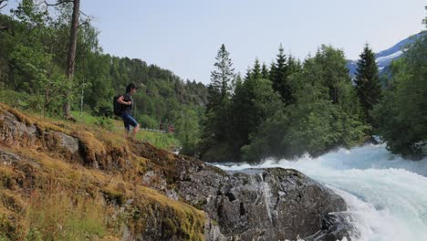 Wandernde-Frau-Geht-Mit-Einem-Wanderrucksack-In-Der-Wunderschönen-Natur-Norwegens-Spazieren.